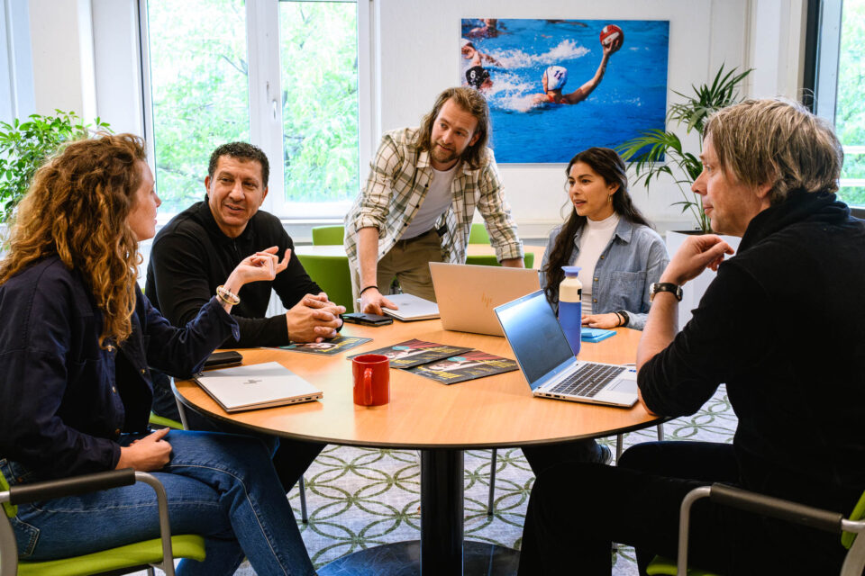 Overleg situatie met meerdere collega's voor de universiteit beeldbank, fotografie voor onderwijsmarketing