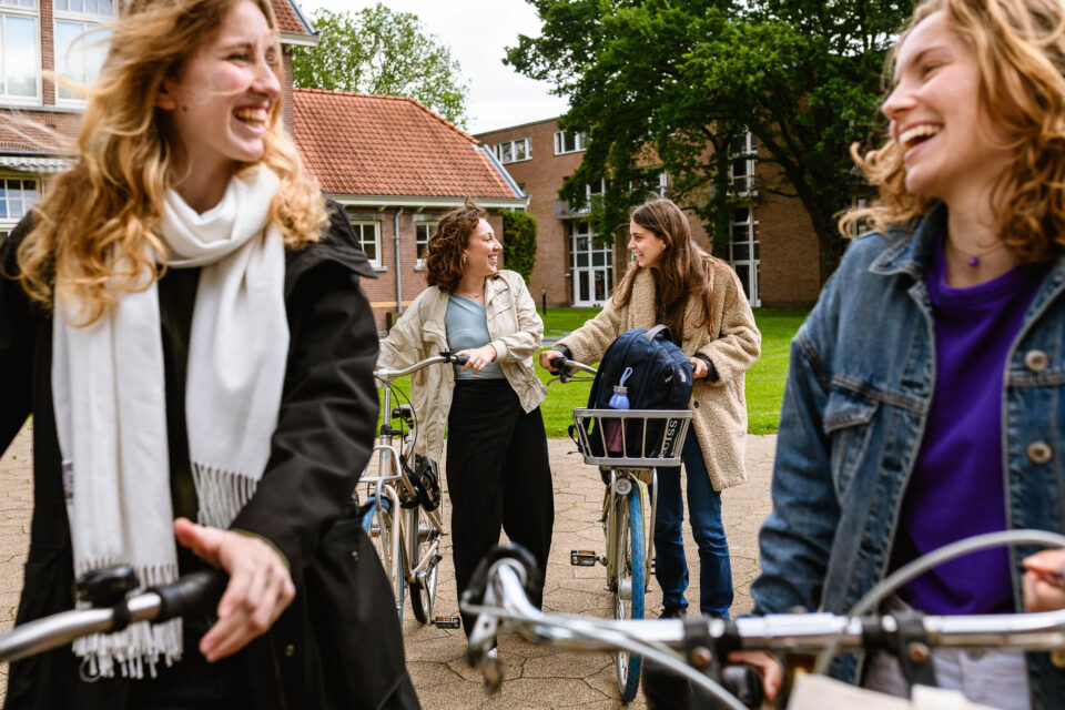 Fietsen is het favoriete vervoersmiddel op de campus! Deze vier dames zijn nog niet uitgekletst en stralen van plezier. Een spontane vastlegging van de energieke sfeer op de Universiteit Utrecht, perfect voor de beeldbank.