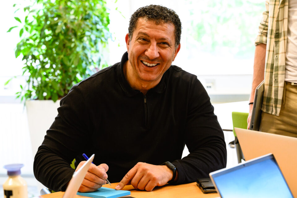 Tijdens overleg situatie portret man met aantekenblok voor de universiteit beeldbank, fotografie voor onderwijsmarketing