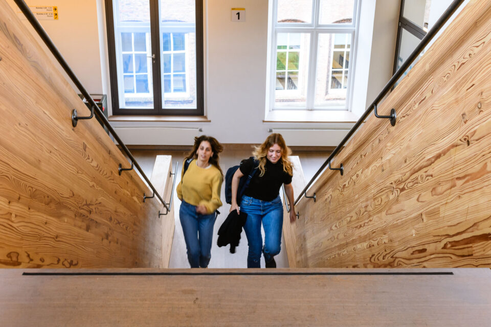 Studenten rennen met volle vaart naar college in Utrecht, een moment vol intentionele beweging dat de dynamiek van het studentenleven vastlegt. Deze actievolle opname voegt energie en leven toe aan de universiteit beeldbank.