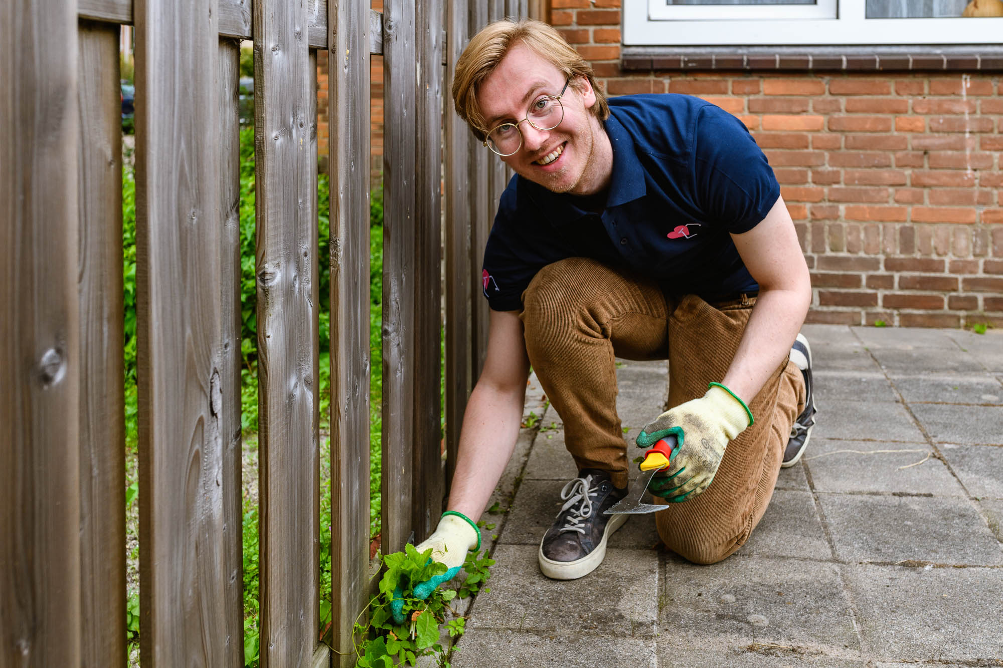Een superhelper van Beep for Help in actie, onkruid verwijderen met een glimlach. Dit moment laat zien hoe zorg en inzet altijd gepaard gaan met een positieve energie!