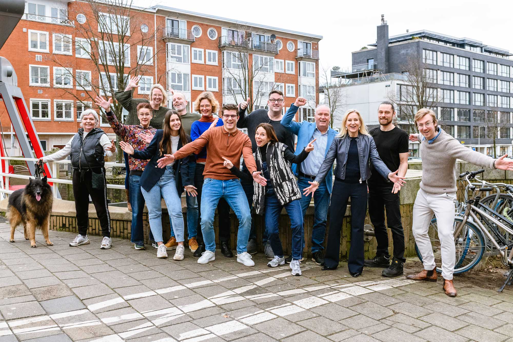 Een vrolijke teamfoto van Beep for Help, vastgelegd met een flinke dosis energie en plezier. Dit soort momenten mag niet ontbreken, want het enthousiasme van het team straalt hier echt vanaf!