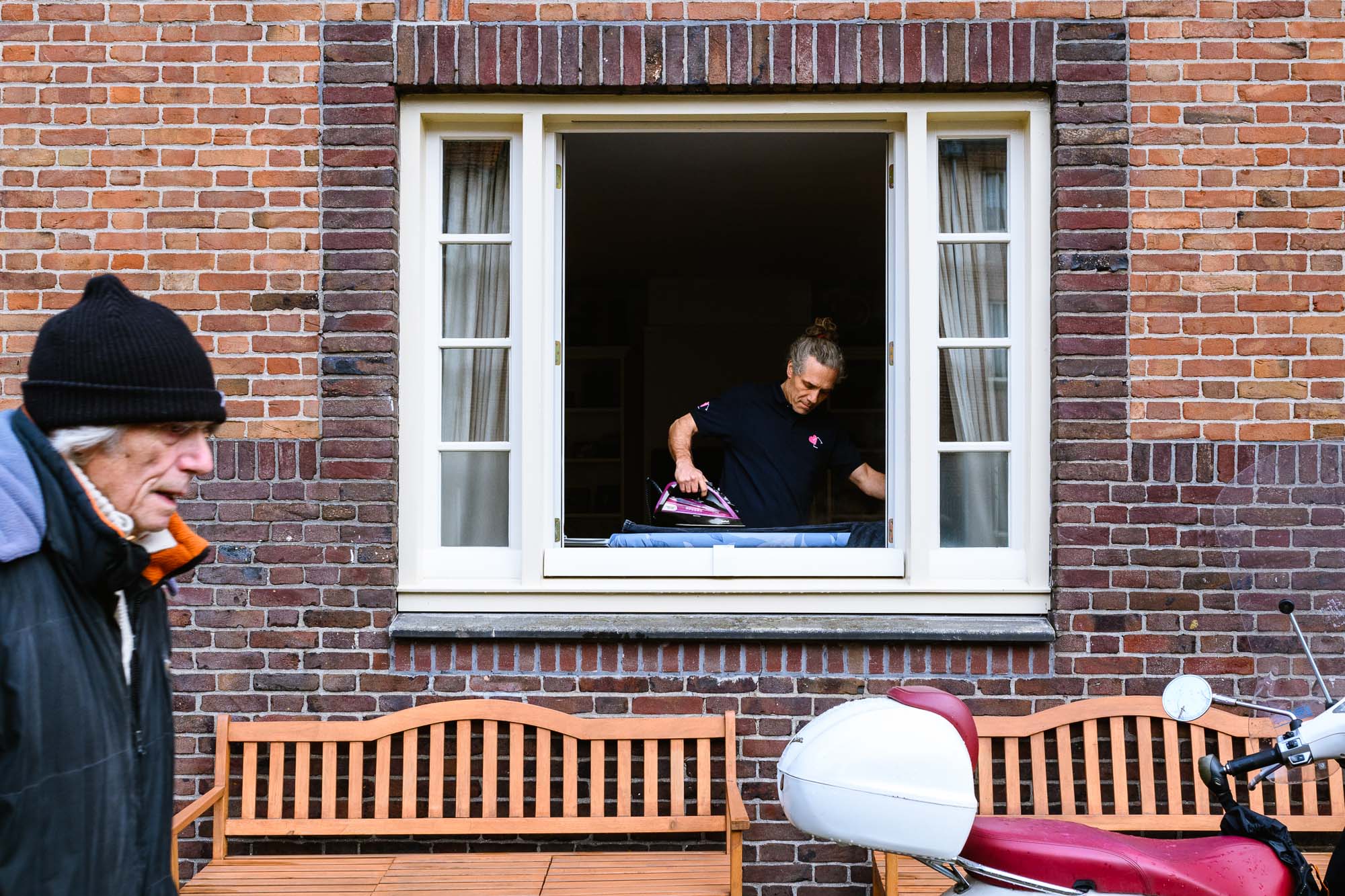 Een van mijn favoriete momenten: een hardwerkende superhelper van Beep for Help vastgelegd in het straatbeeld van Amsterdam. Storytelling fotografie