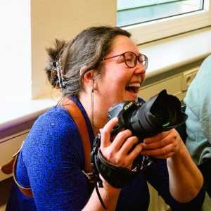 Documentaire familie-, zorg-, reportage fotograaf Sandra Stokmans aan het werk, foto door Marijke Sangers