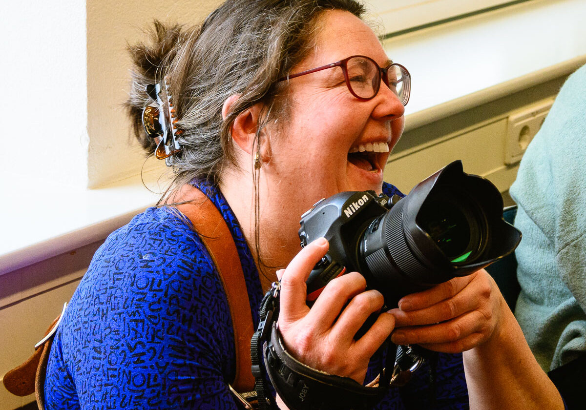 Documentaire familie-, zorg-, reportage fotograaf Sandra Stokmans aan het werk, foto door Marijke Sangers