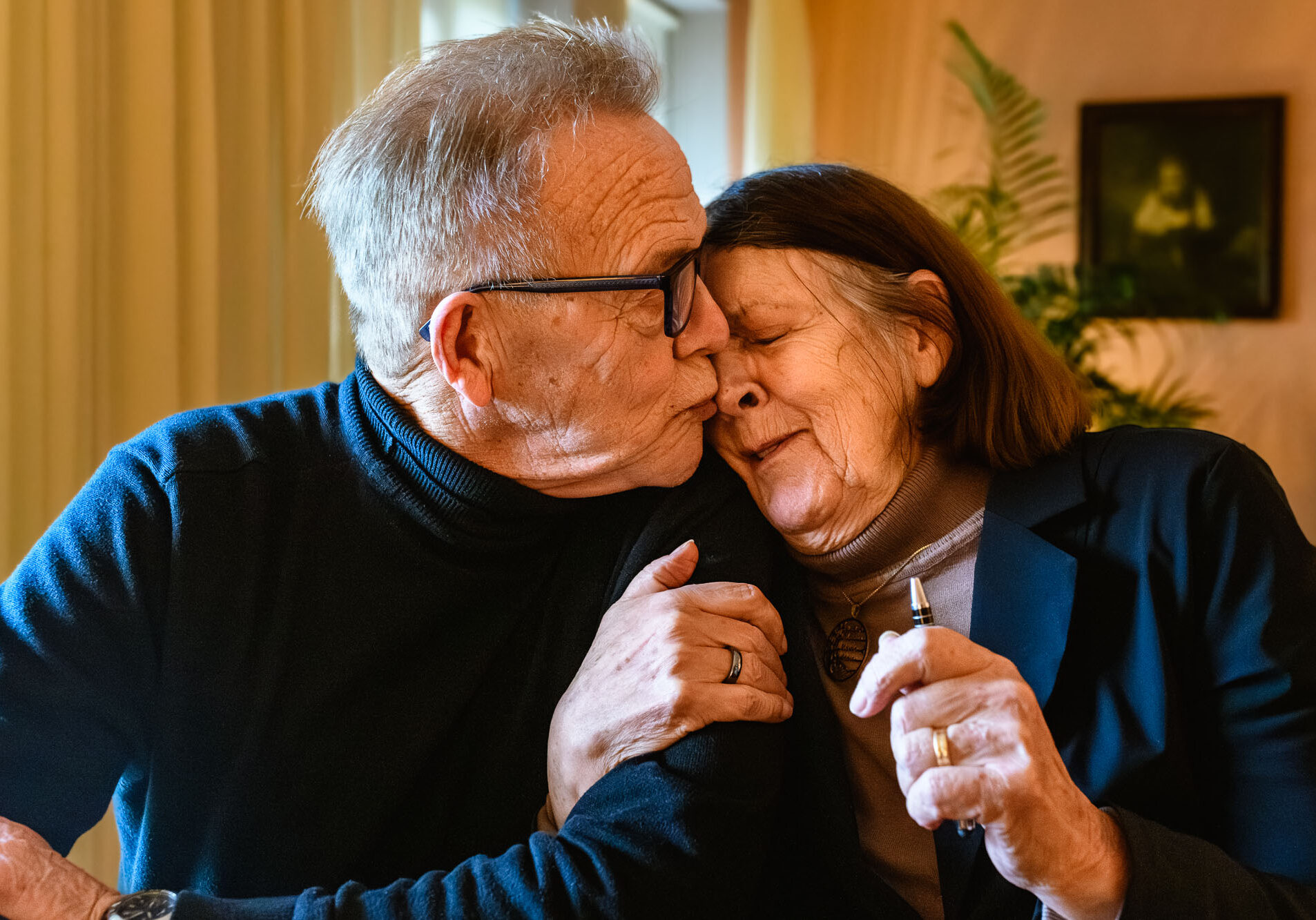 liefdevolle kus op de neus, Als mantelzorger zorgt Marcus met toewijding en liefde voor zijn vrouw, die leeft met dementie.