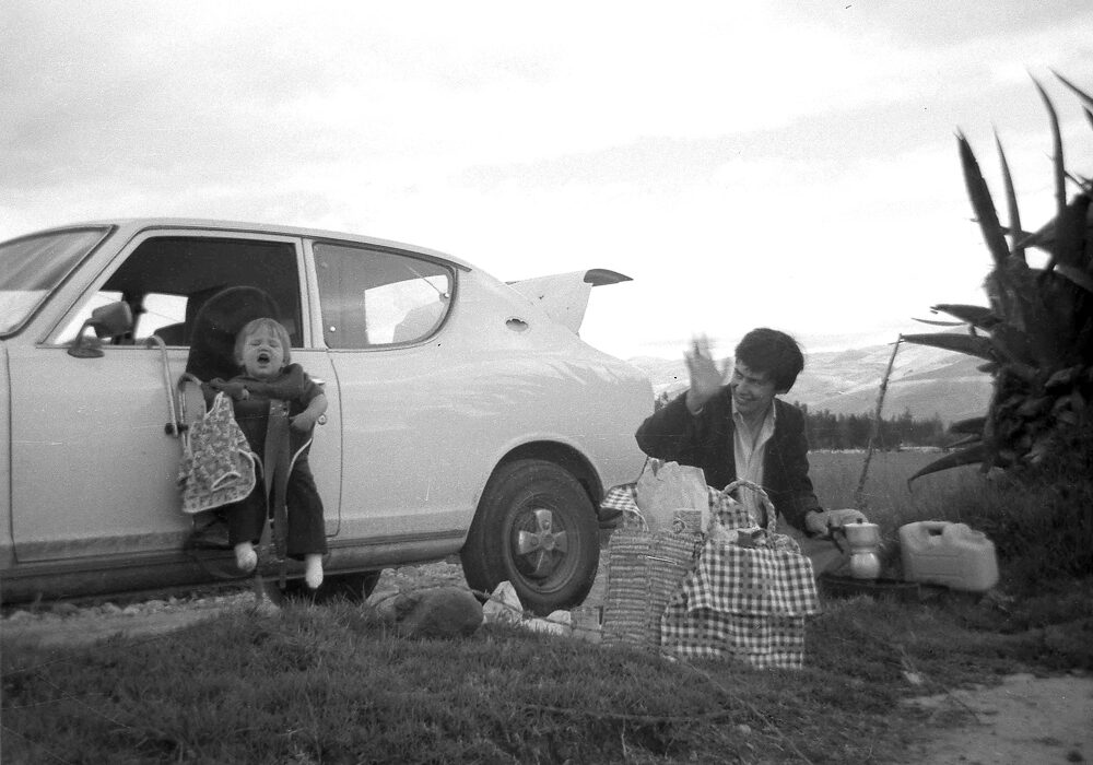 Dit ben ik hangend aan de autodeur tijdens een picknick ergens in Perú.