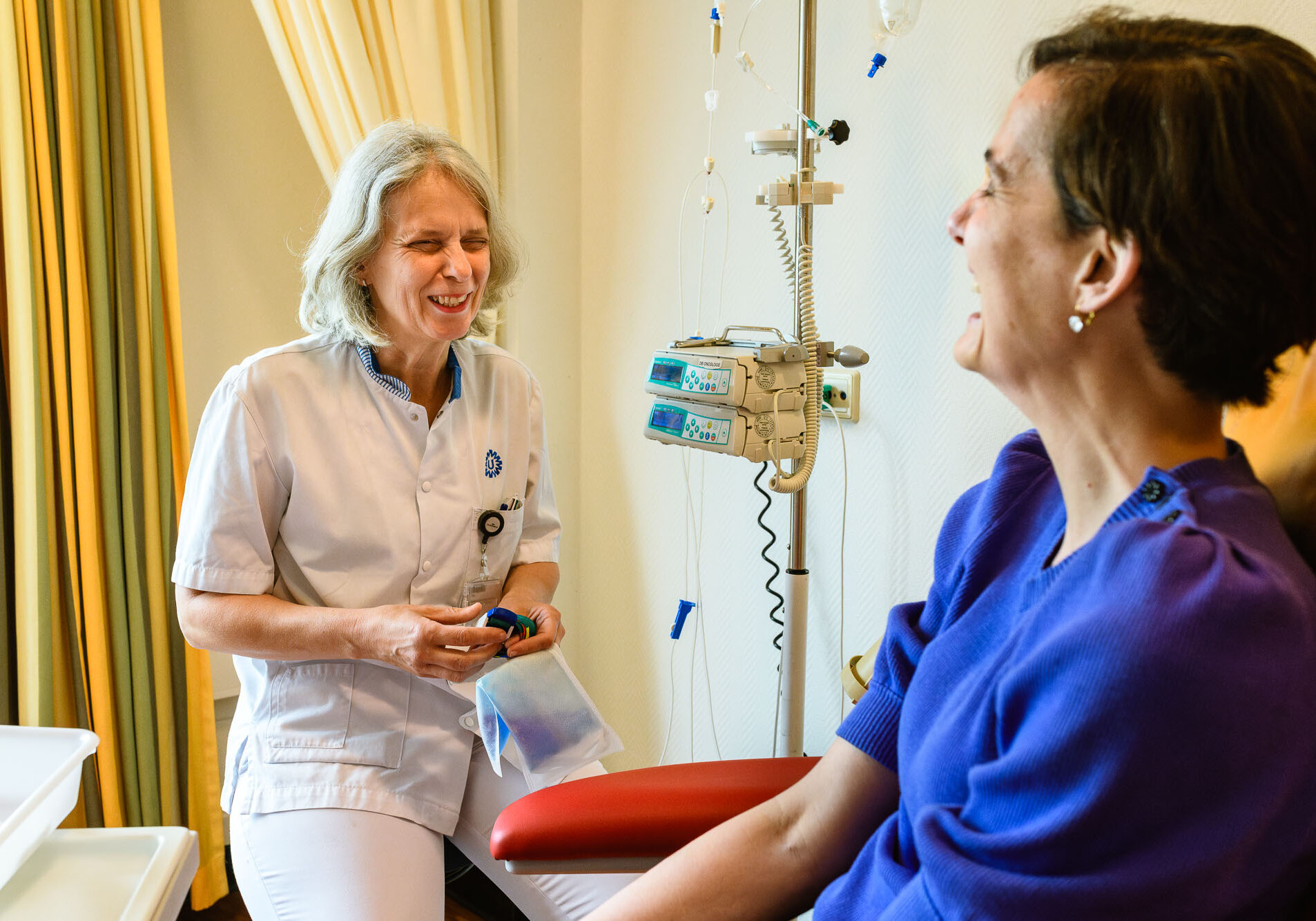 zorgfotografie-UMCU-kracht-in-de-zorg-fotos-lichtheid-overleg-verpleegkundige-Sandra-Stokmans-Fotografie-SSF_2097